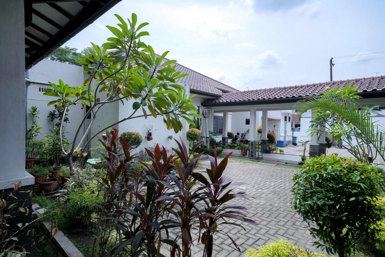 Reddoorz @ Avros Guest House Medan Ngoại thất bức ảnh